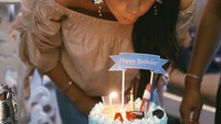 Perayaan ulang tahun ke 17nya terbilang biasa saja. Ia hanya mendapat kue warna cyan bertopping alat make up lengkap dengan aksesoris bertuliskan Happy Birthday. Foto: Instagram amandarawles