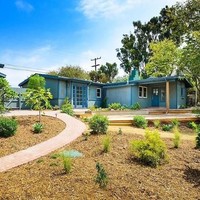 Rumah dengan pekarangan luas ini memiliki tiga kamar tidur dan dua kamar mandi. Foto: Dok. Guest of a Guest/ MLS