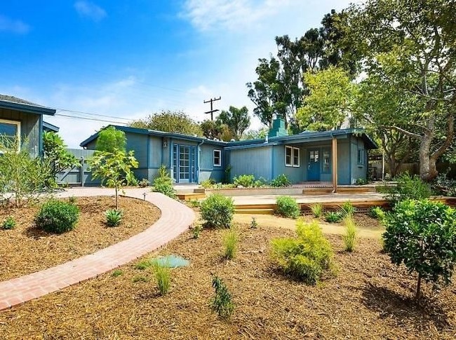 Rumah dengan pekarangan luas ini memiliki tiga kamar tidur dan dua kamar mandi. Foto: Dok. Guest of a Guest/ MLS