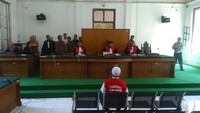 Sidang yang dipimpin ketua majelis hakim Denny Lumban Tobing pun langsung membacakan identitas dan alamat dari rumah Hamzah Mamba. Saat hakim membacakan alamat-alamat rumah satu persatu mulai dari Malassar, hingga Jakarta, hal ini kemudian menyulut nyinyiran para jemaah. Banyak sekali rumahnya. Allahu akbar pak Haji, kata jemaah.