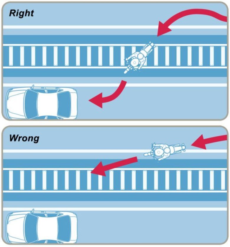 Cara Aman Menyeberangi Rel Kereta Api Agar Motor Tidak Tergelincir