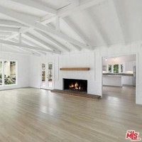 Ruang tamu didominasi warna putih yang memberi kesan luas. Ruangan ini terlihat luas dan sangat lega. Foto: Dok. Guest of a Guest/ MLS