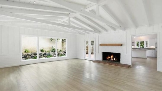 Ruang tamu didominasi warna putih yang memberi kesan luas. Ruangan ini terlihat luas dan sangat lega. Foto: Dok. Guest of a Guest/ MLS