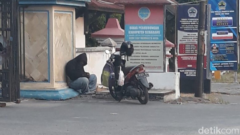 Duduk Sejak Kemarin di Pinggir Jalan, Pria Ini Ternyata Meninggal Duduk Sejak Kemarin di Pinggir Jalan, Pria Ini Ternyata Meninggal