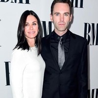 Saat tampil bersama pasangan Courteney Cox dan Johnny McDaid terlihat seperti saudara. Pasangan yang berbeda usia 12 tahun tersebut punya rambut berwarna gelap dan mata biru yang indah. Foto: Getty Images