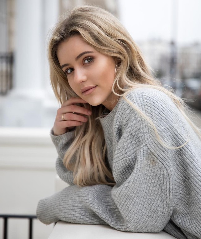 Model berusia 23 tahun ini mulai populer saat membintangi reality TV lainnya, Made In Chelsea, juga di 2016. Setelah kalah, ia pun mengikuti Love Island. Foto: Instagram/@tinastinnes