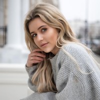 Model berusia 23 tahun ini mulai populer saat membintangi reality TV lainnya, Made In Chelsea, juga di 2016. Setelah kalah, ia pun mengikuti Love Island. Foto: Instagram/@tinastinnes