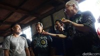 Selain menengok aktivitas pengusaha tahu tempe, Mendag juga mendengar keluhan soal lonjakan harga kedelai karena dolar AS naik. Kedelai adalah bahan baku utama tahu tempe, dan selama ini masih impor.
