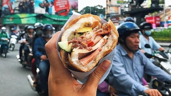 Banh Mi dengan latar belakang kota Saigon, Vietnam. Foto: instagram.com/girleatworld/