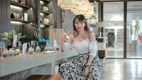 Mega ini lagi asyik santai di kafe Bali. Question of the day : Coffee or Tea? tulis Mega dalam captions fotonya. Foto: instagram mega gumelar