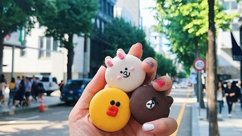 Macaron karakter line dengan latar belakang jalan di Seoul, Korea Selatan. Foto: instagram.com/girleatworld/