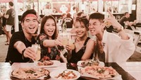 Bersama tiga temannya, Mega menikmati pizza dan segelas jus. Wajahnya ceria banget ya. Foto: instagram mega gumelar
