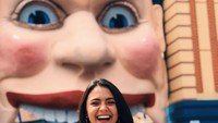 Never too old for a lollipop, tulis bintang film Hello Salma itu. Kali ini ia tengah berada di Luna Park, Australia. Foto: Instagram amandarawles