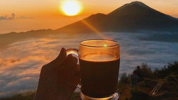 Ngopi dengan latar belakang Gunung Batur, Bali. Foto: instagram.com/girleatworld/