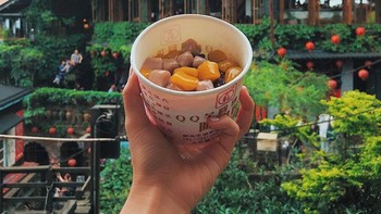 Taro Rice Balls dengan latar belakang JiuFen Old Street di Taipei, Taiwan. Foto: instagram.com/girleatworld/