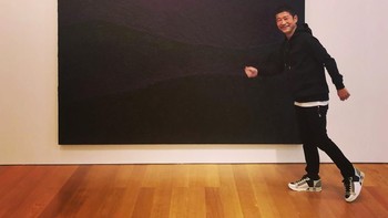 Kekayaan tersebut dihasilkannya dari salah satu perusahaan retail online terbesar di Jepang yang didirikannya, yaitu Zozotown. Foto: Instagram/yusaku2020