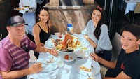 Ini dia potret keluarga Amanda Rawles. Mereka melahap sajian seafood di Darling Harbour, Sydney. Terlihat sangat intim, ya. Foto: Instagram amandarawles