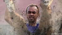 Berlatih lompat jauh.