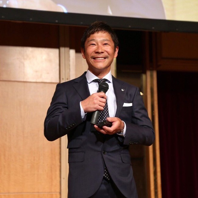 Pundi-pundi Yusaku lantas ikut bertambah berkat kesuksesan Zozotown. Per Mei 2017, Forbes mengestimasi kekayaan pria 42 tahun itu mencapai US$ 2,9 miliar atau sekitar Rp 43 triliun! (Foto: Instagram/@yusaku2020)