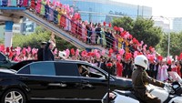 Kedatangan Presiden Korea Selatan Moon Jae-in untuk melakukan pertemuan diplomatik dengan Penguasa Korea Utara Kim Jong Un. Pertemuan dua pemimpin negara itu menyedot perhatian publik, khususnya warga Korea Utara. Warga menyambut kedatangan Presiden Korea Selatan di sepanjang jalan Pyongyang, Korea Utara. Pyeongyang Press Corps/Pool via Reuters.