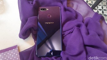 OPPO F9 Starry Purple hadir dengan dua pilihan kapasitas RAM yaitu 4GB dan 6GB dan spesifikasi yang sama dengan varian sebelumnya. (Foto: detikINET/Virgina Maulita Putri)