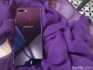 Oppo Patenkan Lubang Kamera di Layar, Bedanya?