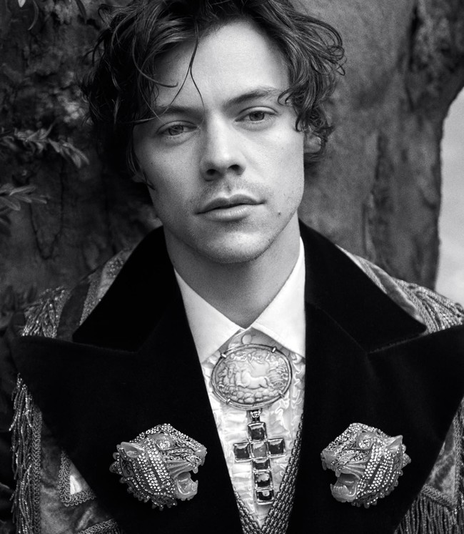 Harry Styles melanjutkan kontrak kerjasama dengan Gucci, sebagai brand ambassador untuk koleksi Gucci Tailoring. Kali ini penyanyi 24 tahun itu berpose di kampanye terbaru Gucci Cruise 2016 Tailoring Collection. Foto: Dok. Gucci