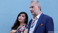 Baby Margaretha dan suami saat ditemui usai mengisi acara Rumpi: No Secret di gedung Trans TV, Kapten Tendean, Jakarta Selatan, Selasa (18/9). (Pool/Ismail/detikFoto)