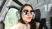 Naik helikopter, Mew siap untuk berkunjung ke Fox Glacier di Selandia Baru. (mewnittha/Instagram)