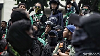 Terakhir, Garda menuntut agar tak ada lagi potongan komisi 20 persen bagi aplikator.