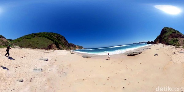 Potret panorama Pantai Bila Sayak. Dibutuhkan waktu tempuh 20 menit mengendarai mobil atau sepeda motor dari Bandara Internasional Lombok. (Harianto/detikTravel) Potret panorama Pantai Bila Sayak. Dibutuhkan waktu tempuh 20 menit mengendarai mobil atau sepeda motor dari Bandara Internasional Lombok. (Harianto/detikTravel)