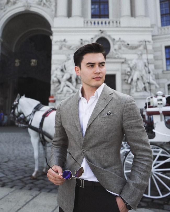 Pria 23 tahun itu memang punya pesona kuat. Di sejumlah kesempatan ia lebih sering menggunakan setelan jas yang bikin Dimash terlihat makin gagah. Foto: Instagram