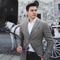 Pria 23 tahun itu memang punya pesona kuat. Di sejumlah kesempatan ia lebih sering menggunakan setelan jas yang bikin Dimash terlihat makin gagah. Foto: Instagram