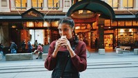 Ia kerap kulineran diberbagai negara. Salah satunya melahap seporsi taco saat berada di Town Hall, Sydney. Gaya aktris berusia 18 tahun itu memang sangat manis. Foto: Instagram amandarawles