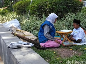 Semangat Irvian, Anak Penjual Koran yang Belajar di Pinggir Jalan