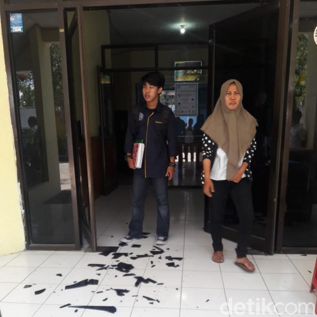 PNS Disdik Makassar Mabuk dan Rusak Kantornya Sendiri PNS Disdik Makassar Mabuk dan Rusak Kantornya Sendiri