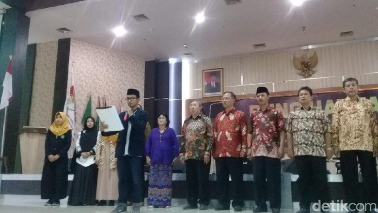 Rektor dan Mahasiswa UIN Malang Deklarasi Antikorupsi Bareng KPK Rektor dan Mahasiswa UIN Malang Deklarasi Antikorupsi Bareng KPK
