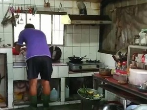 Takut Kesetrum, Selama 7 Tahun Keluarga Ini Pakai Sepatu Boots ke Dapur!