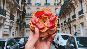 Strawberry Almond dengan latar belakang sudut kota Paris. Foto: instagram.com/girleatworld/