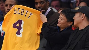 Jack Ma cukup dekat dengan Jet Li. Pada Oktober 2014 keduanya terlihat nonton Lakers bareng, dengan Jack Ma memamerkan jersey Byron Scott kepada Jet Li.(Foto: AFP PHOTO / ROBYN BECK)
