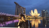 Kalau ke Singpura jangan lupa untuk berfoto dengan latar Marina Bay Sands ya! (mewnittha/Instagram)