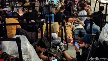 Mereka mengisi waktu antara lain sambil bermain ponsel masing-masing. Foto: Adi Fida Rahman/detikinet