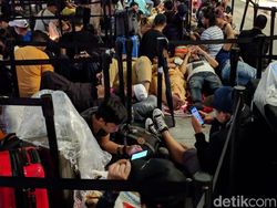 Penampakan Pengantre iPhone Menginap, Tak Gentar Hujan Deras