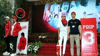 Peluncuran atribut partai untuk kaum milenial itu diselenggarakan layaknya sebuah peragaan busana.