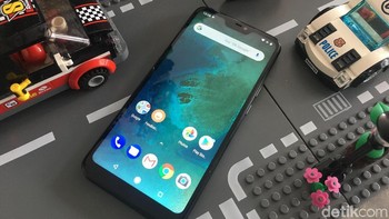 Ya, notch jadi pembeda yang paling jelas. Ponsel yang memiliki notch adalah Mi A2 Lite. (Foto: Agus Tri Haryanto/detikINET)