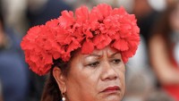Turis ini pun menggunakan topi dari bunga sepatu yang tak kalah cantik tapi juga membuat penggunanya tak kepanasan. Max Rossi/Reuters.