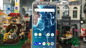 Tanpa poni, Mi A2 unggul dengan ukuran layar lebih besar. Mi A2 tampil dengan layar 5,99 inch, sementara Mi A2 lite ukurannya 5,84 inch. (Foto: Agus Tri Haryanto/detikINET)