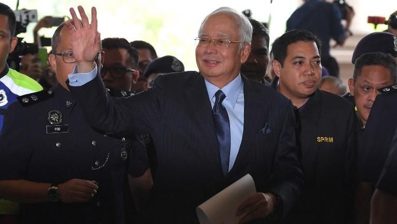 Dijerat 25 Dakwaan Baru, Najib Bebas dengan Mencicil Uang Jaminan Dijerat 25 Dakwaan Baru, Najib Bebas dengan Mencicil Uang Jaminan