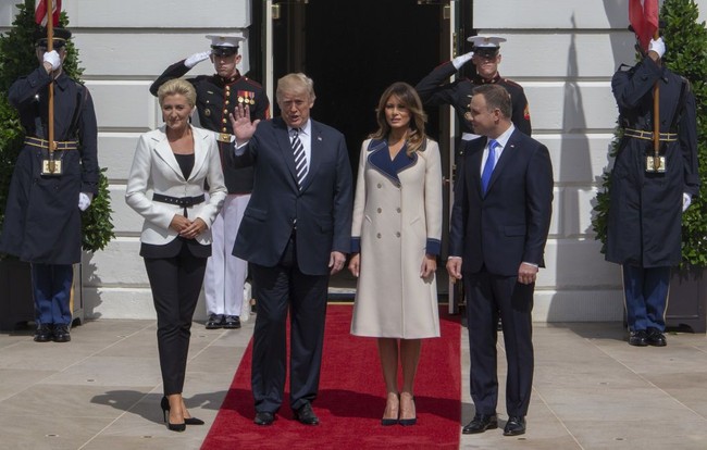 Bagi anggota Kerajaan Inggris justru sebaliknya. Melepas mantel di depan publik adalah sesuatu yang dilarang bagi keluarga kerajaan karena membuat mereka terkesan tidak seperti seorang wanita ningrat. Foto: Getty Images