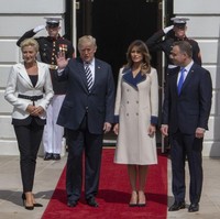 Bagi anggota Kerajaan Inggris justru sebaliknya. Melepas mantel di depan publik adalah sesuatu yang dilarang bagi keluarga kerajaan karena membuat mereka terkesan tidak seperti seorang wanita ningrat. Foto: Getty Images